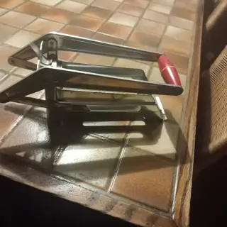 fritessnijder, - foto 1, Tomado, 12,50 -foto 2 Fritessnijder, z.g.a.n. - gemakelijk - 11,50