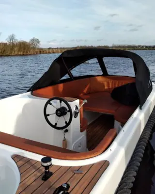 Nieuwe 5m sloepen bij Zeilstrawatersport.