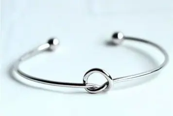 Oneindigheidsknoop in open armband van zilver