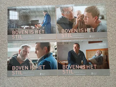 BOVEN   IS   HET   STIL      lobbycard set.