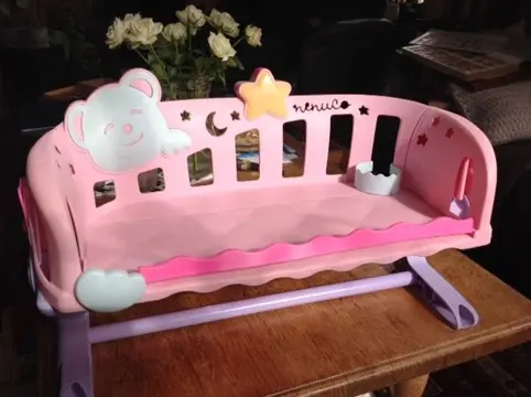 Poppenbank / bed, met muziek