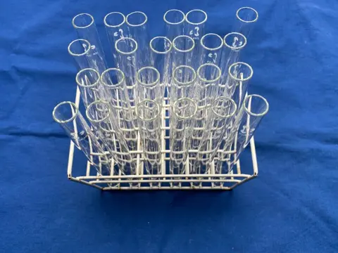 Metalen reageerbuisrek + 24 buizen(laboratorium)