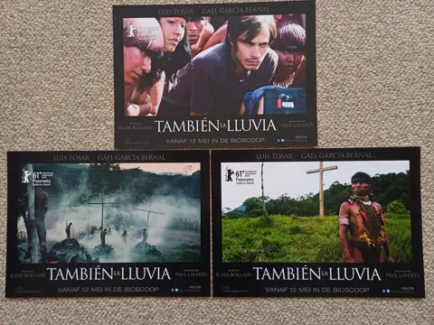 TAMBIEN   LA   LLUVIA     lobbycard set.