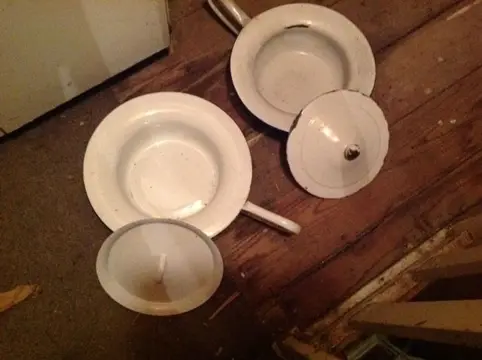 Po, ondersteek , Witte emaille met deksel. - oud