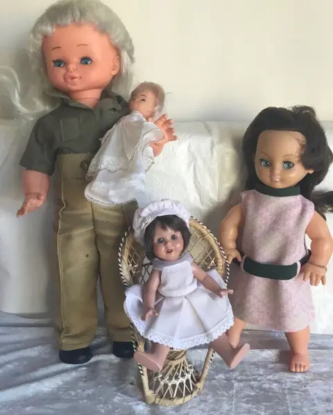 Mariquita perez, bella - antieke poppen en pauwenstoel -