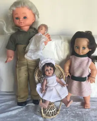 Mariquita perez, bella - antieke poppen en pauwenstoel -