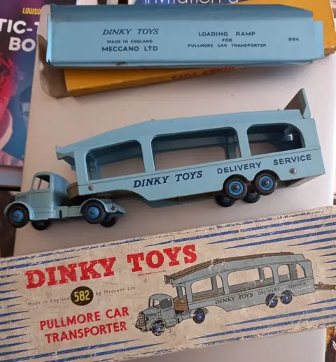 Dinky Toys - 1:43 - ref. 582 Bedford Pullmore car transporteur. Avec boite