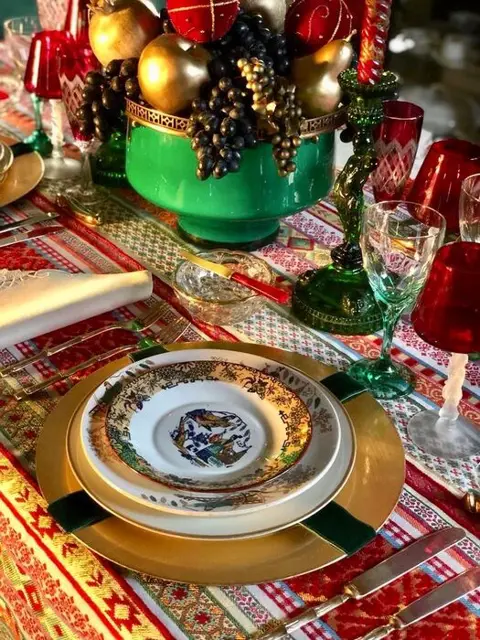 Indrukwekkend etnisch brokaat tafelkleed, gouden aders.