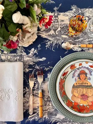 Toile de jolie tafelkleed op een blauwe achtergrond, met