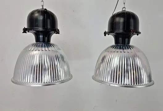Twee grote hanglampen