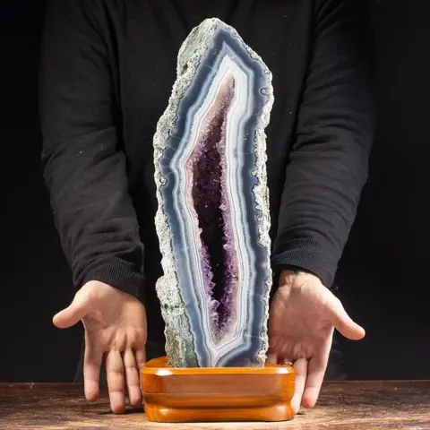 Wonderflul Amethist Geode op houten basis - 520×200×200 mm