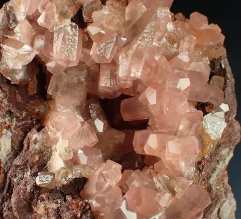 Geweldig Cobalt Calciet Roze Kristallen op matrix -