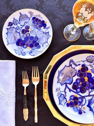 Tafelkleed met damast brokaat, met een klassieke print. 270