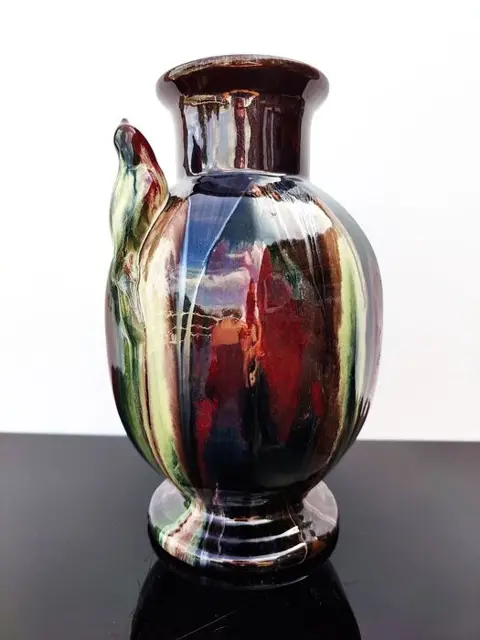 Art Deco vaas met zittend vogeltje