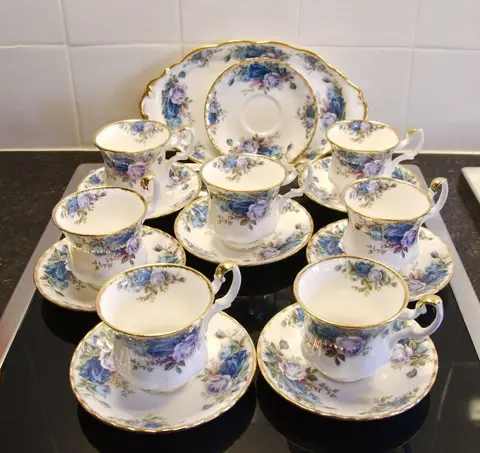 Royal Albert - 7 koffiekop en schotels + serveerschaaltje +