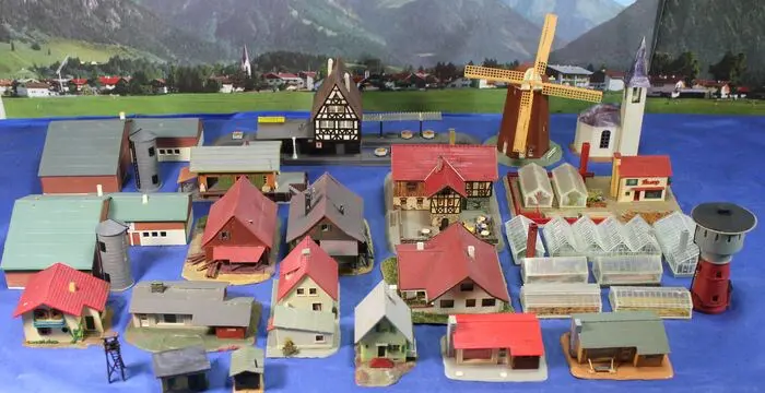 Faller, Kibri N - 7718/2225 - Landschap - Station, loods, gasthof, bungalows, molen, schuren, kwekerij, watertoren, smederij