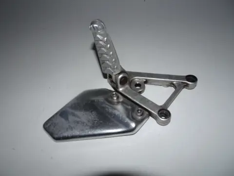 LINKER SCHETSPLAAT Aprilia Tuono 1000 2003 - 2005