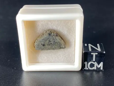 Marsmeteoriet Shergottiet - 1.1 g - (1)