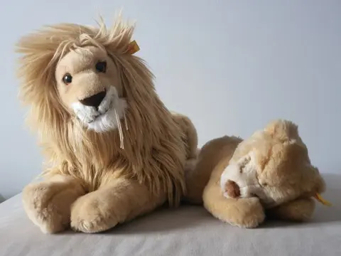 Steiff - koning van de jungle "Leo Lion" en knuffel