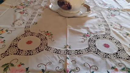 Heerlijk handgeborduurd tafelkleed met kruissteek gehaakte