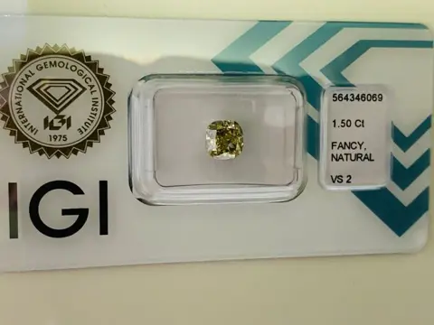 1 pcs Diamant - 1.50 ct - Cushion - fancy bruinachtig geel