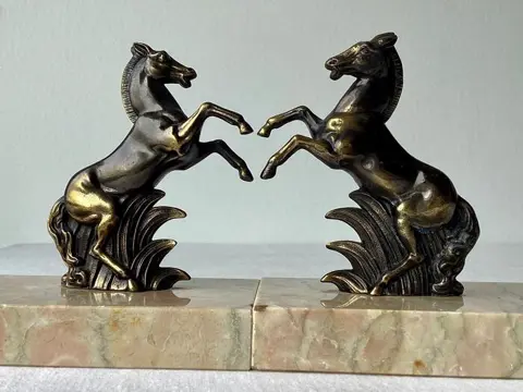 Stel Art Deco boekensteunen , voorstelling van Steigerende