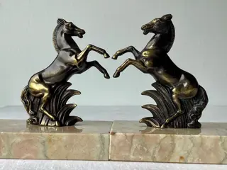 Stel Art Deco boekensteunen , voorstelling van Steigerende