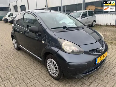 Toyota Aygo 1.0-12V Benzine Rijdt en schakelt perfect Zeer zuinig in verbruik en belasting