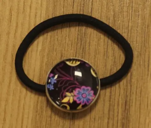 Haarelastiek cabochon " Roze bloem op zwarte achtergrond "