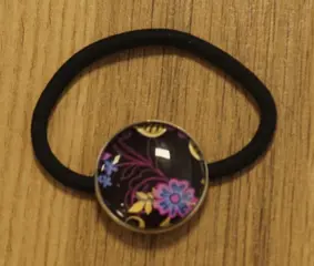 Haarelastiek cabochon " Roze bloem op zwarte achtergrond "