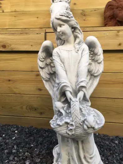 Engel beeld met mandje , lief tuinbeeld