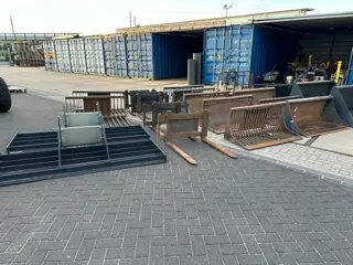 Knikmops gebruikte hulpstukken diverse bakken, tegelrieken, palletvorken etc.