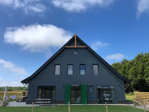 Vakantiehuis op unieke plek in het bos dichtbij strand