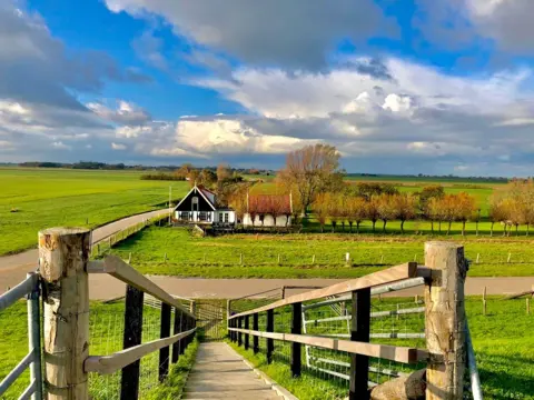 Unieke vakantiehuis direct aan de Waddendijk gelegen