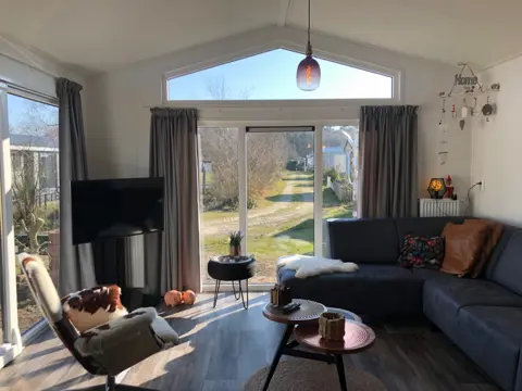 Chalet op park 10 minuten fietsen van het strand