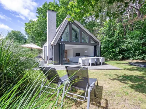 Luxe vrijstaande villa met sauna met bijzondere architectuur