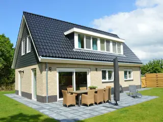 Riant vrijstaand vakantiehuis met zonnige tuin in het bos