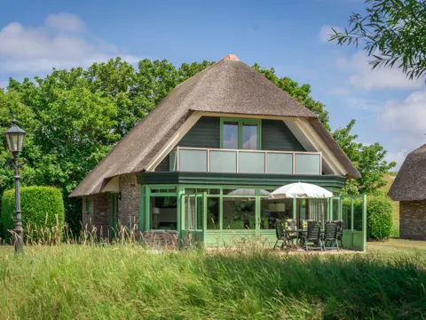 Luxe villa met serre op loopafstand van het Waddenstrand
