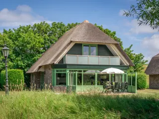 Luxe villa met serre op loopafstand van het Waddenstrand