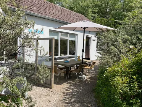 Vrolijke vakantiewoning met veel lichtinval dichtbij strand en zee