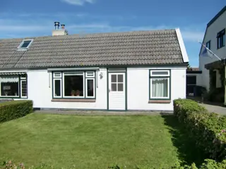 Vakantiehuis met ruime tuin in De Cocksdorp en dichtbij Waddenzee