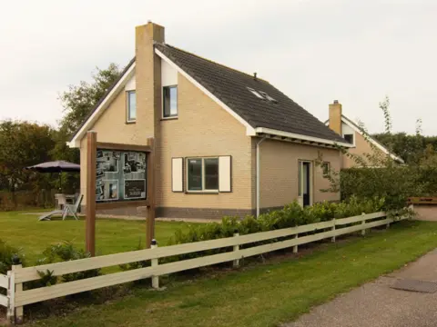 Comfortabel sfeervol vakantiehuis met grote tuin in De Koog