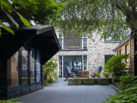 Energieneutrale vakantiewoning met laadpaal en vijver in bosrijke tuin