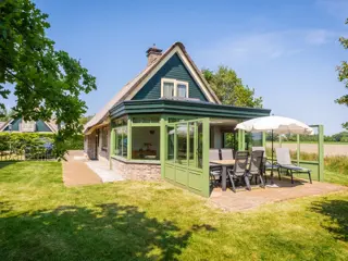 Riante luxe villa met sauna op een kleinschalig park vlakbij De Koog