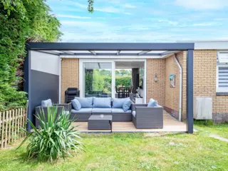 Luxe modern vakantiehuis met overkapping en ruime tuin bij De Slufter