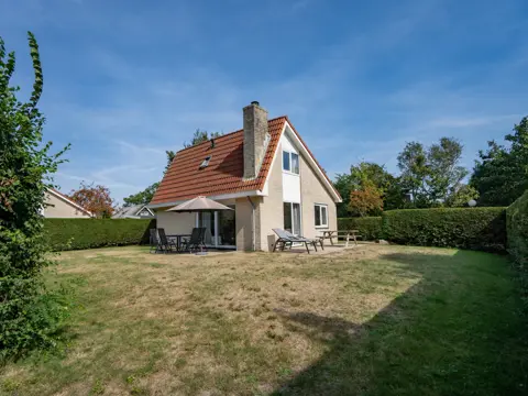 Vrijstaand huis met zonnig terras op kleinschalig park bij de duinen