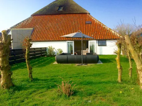 Sfeervol appartement met omheinde tuin en weids uitzicht