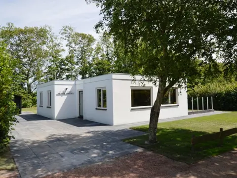 Net ruim vakantiehuis in bosrijke omgeving met tuin in het groen