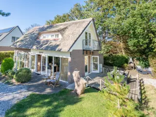 Sfeervol rietgedekte villa aan de rand van bos en nabij De Koog