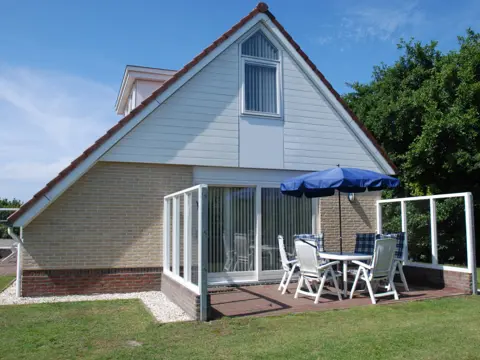 Luxe vakantiehuis met sauna en riante zonnige tuin aan bos in De Koog